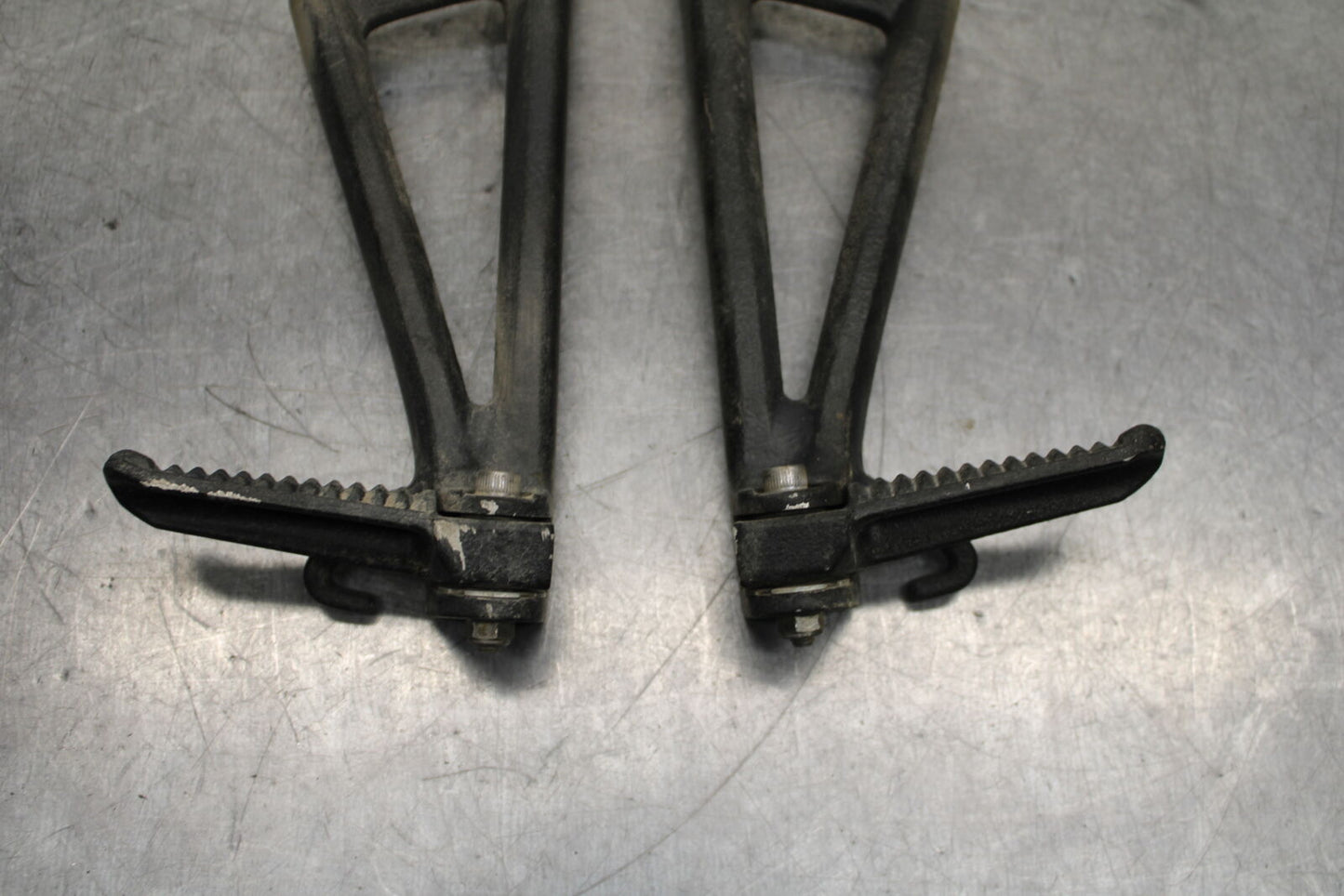 06-07 YAMAHA YZF R6 REAR BACK PASSENGER PEG SET PAIR BB742