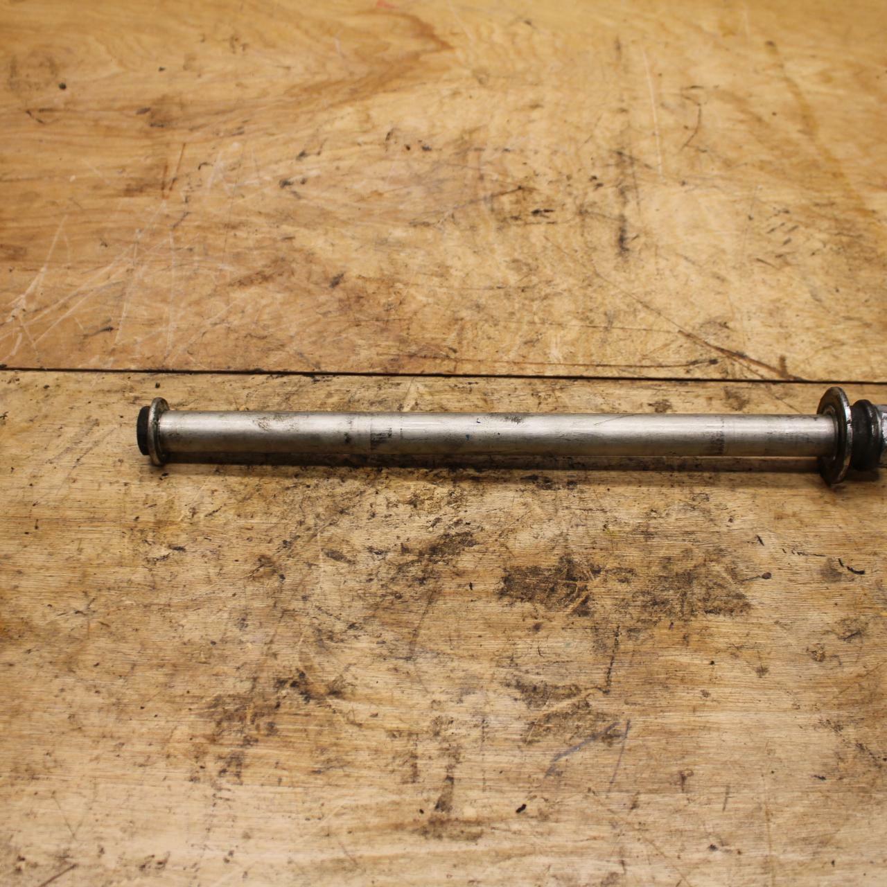 05-09 SUZUKI BOULEVARD C90 REAR AXLE BACK WHEEL RIM PIVOT BOLT AXEL BB332