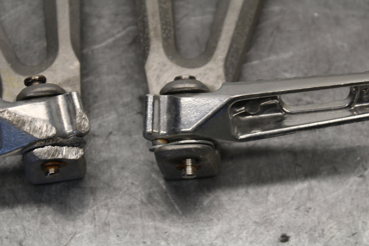 05-06 HONDA CBR600RR REAR BACK PASSENGER PEG SET PAIR  BB689