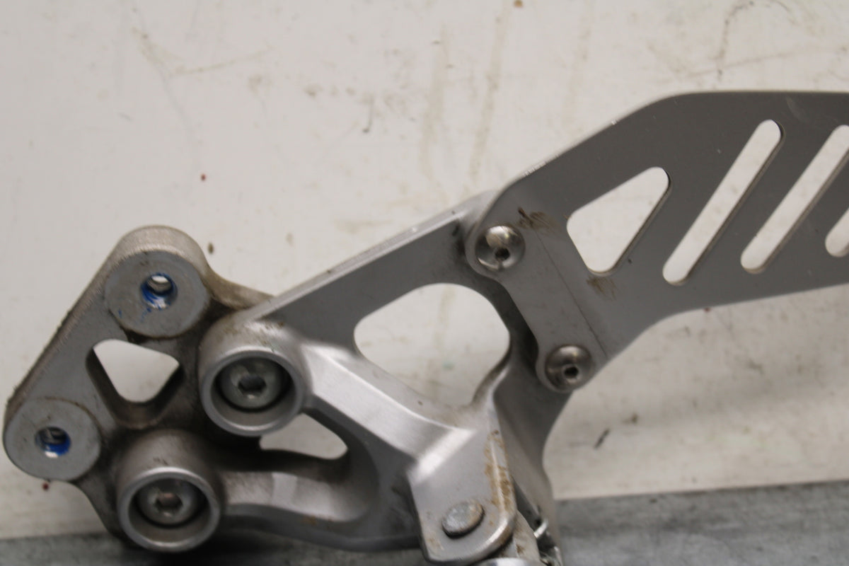 09 SUZUKI GSXR600 LEFT REARSET REAR SET DRIVER FOOT PEG REST STOP BB759