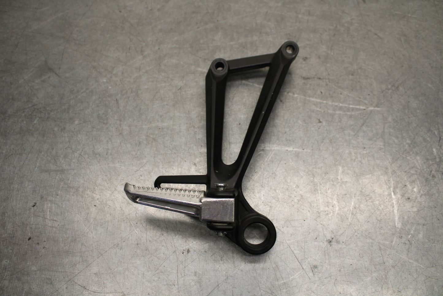 15-17 YAMAHA YZF R3 RIGHT REAR BACK PASSENGER PEG BB651