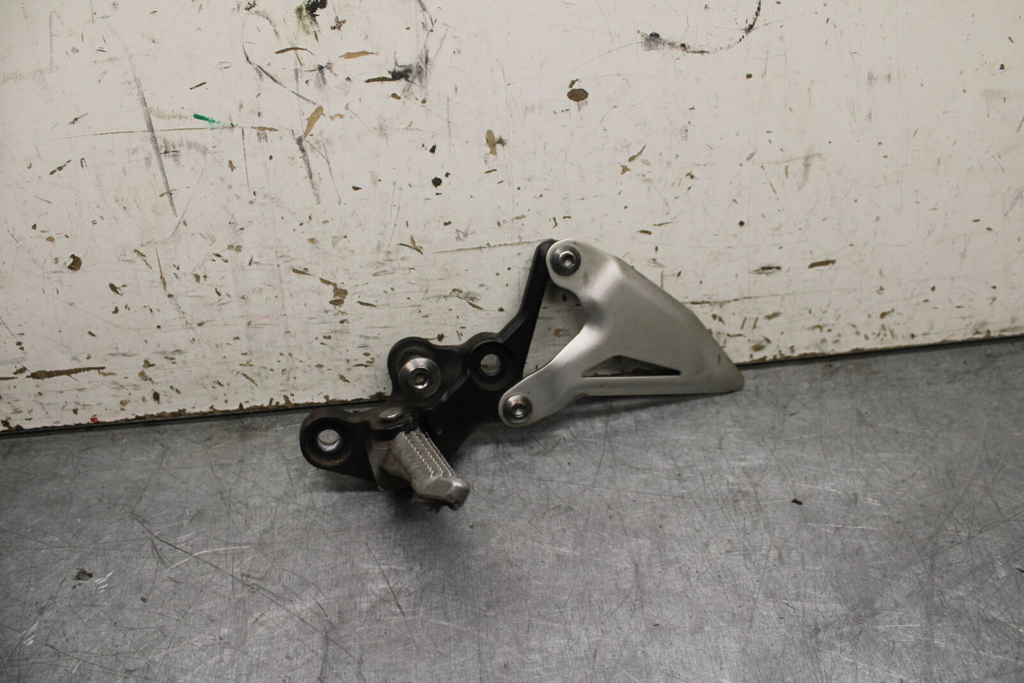 19-22 KAWASAKI Z400 LEFT REARSET REAR SET DRIVER FOOT PEG REST STOP BB738