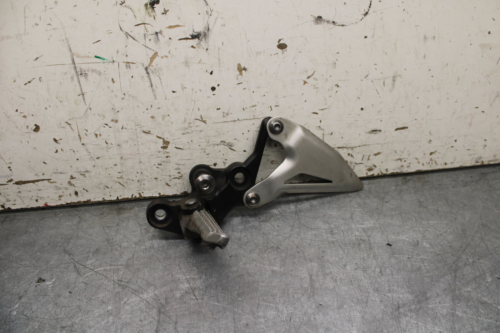 19-22 KAWASAKI Z400 LEFT REARSET REAR SET DRIVER FOOT PEG REST STOP BB738