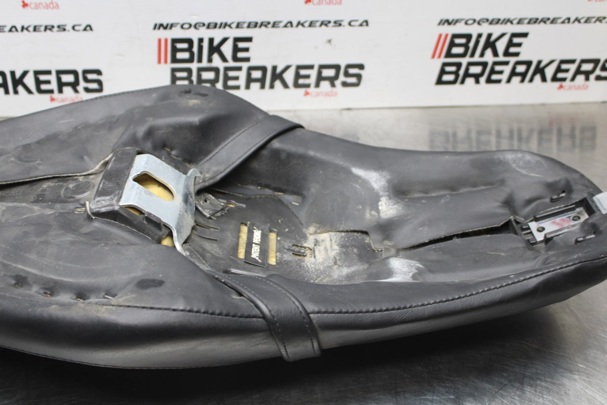 07 HARLEY-DAVIDSON SPORTSTER 1200 CUSTOM XL1200C SADDLE SEAT  BB833