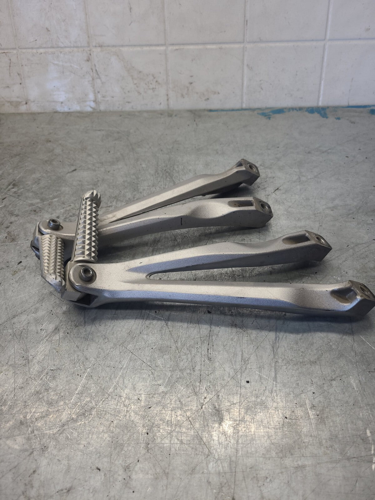 04-06 YAMAHA YZF R1 REAR BACK PASSENGER PEG SET PAIR BB432