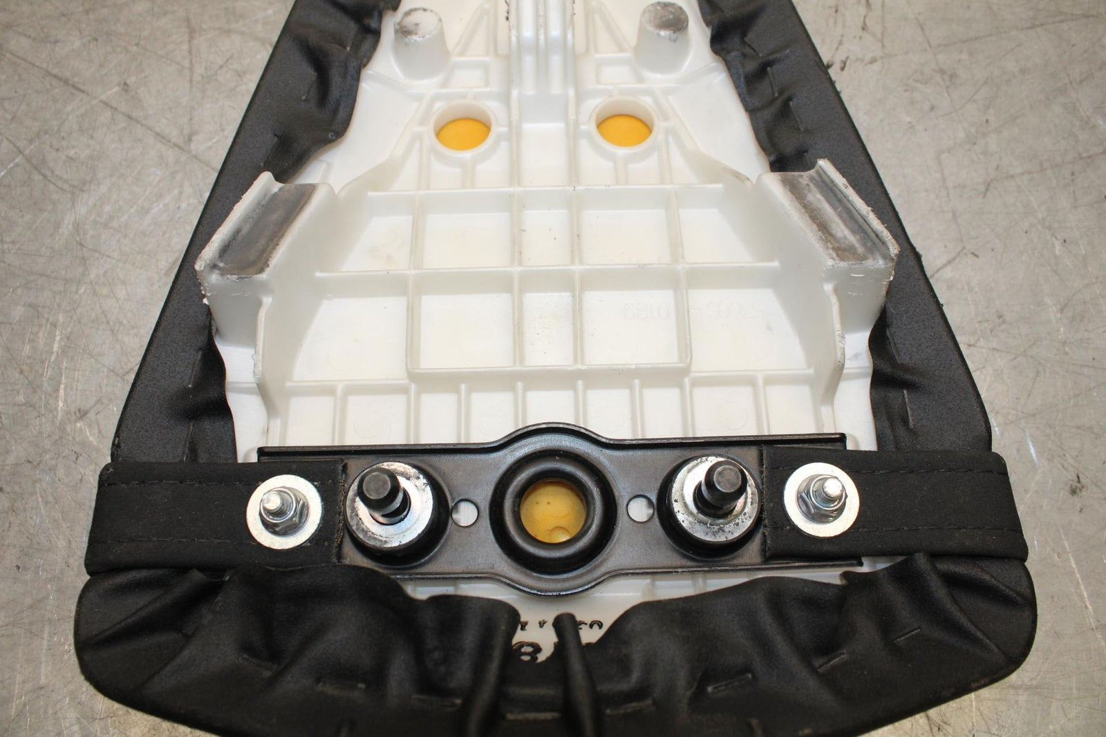 2009 Kawasaki Ninja ZX6R ZX600R REAR BACK PASSENGER TANDEM SEAT PAD SADDLE BB548