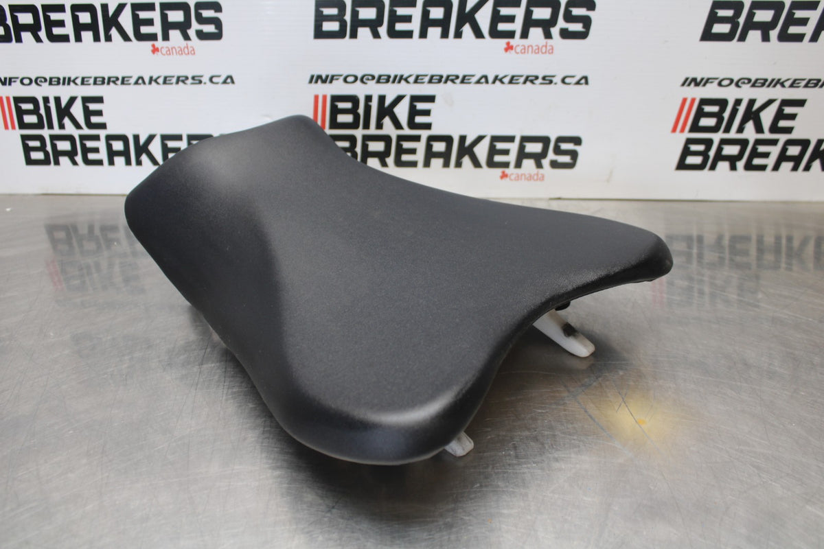 08-10 SUZUKI GSXR 600 FRONT DRIVERS SEAT PAD SADDLE PILLION BB202