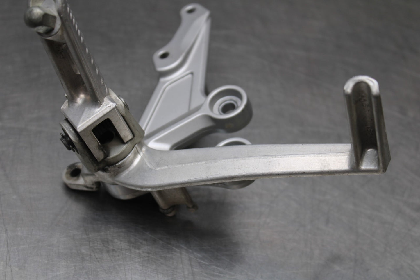 07 SUZUKI GSXR1000 RIGHT REARSET REAR SET DRIVER FOOT PEG REST STOP BB770