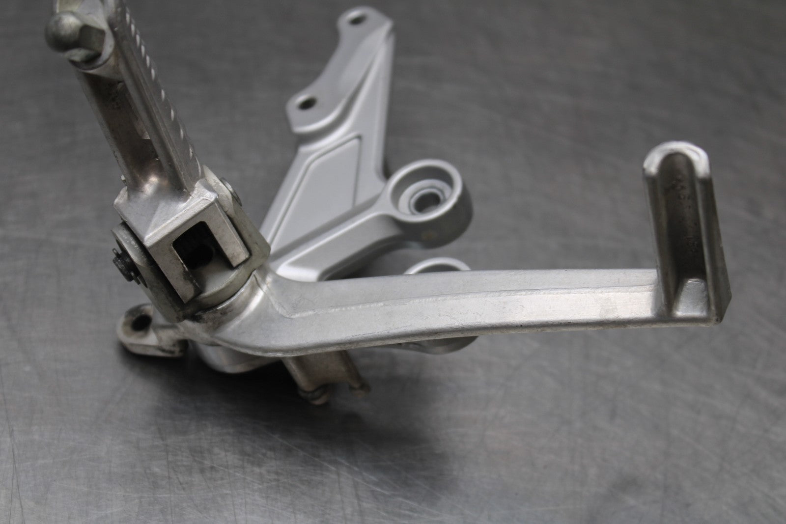 07 SUZUKI GSXR1000 RIGHT REARSET REAR SET DRIVER FOOT PEG REST STOP BB770