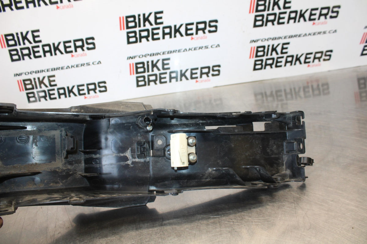 22-25 YAMAHA YZF R7 REAR BACK TAIL UNDERTAIL BATTERY TRAY PLASTIC BB176