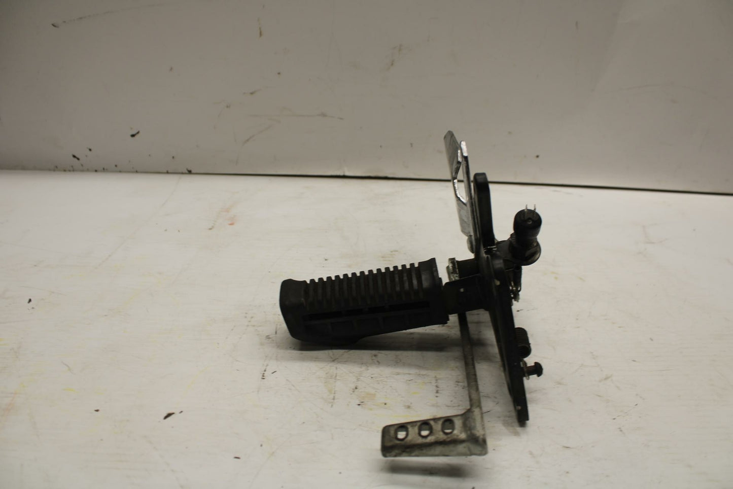 04-09 SUZUKI GS500F RIGHT REARSET REAR SET DRIVER FOOT PEG REST STOP  BB278