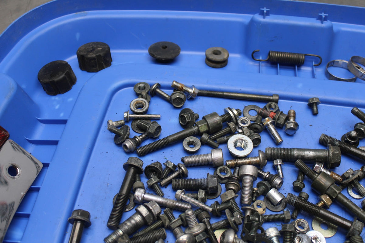 06 KAWASAKI VULCAN 900 MOUNTING BOLTS HARDWARE MOTOR SCREWS BB799