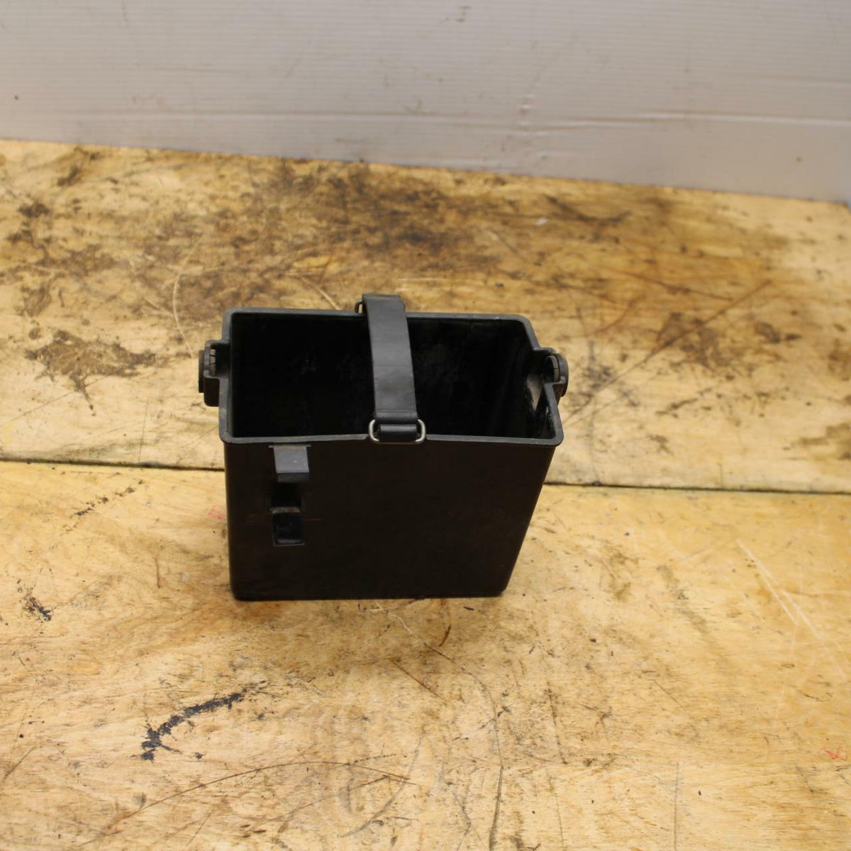 91-93 YAMAHA FZR1000 BATTERY TRAY PLASTIC BB339