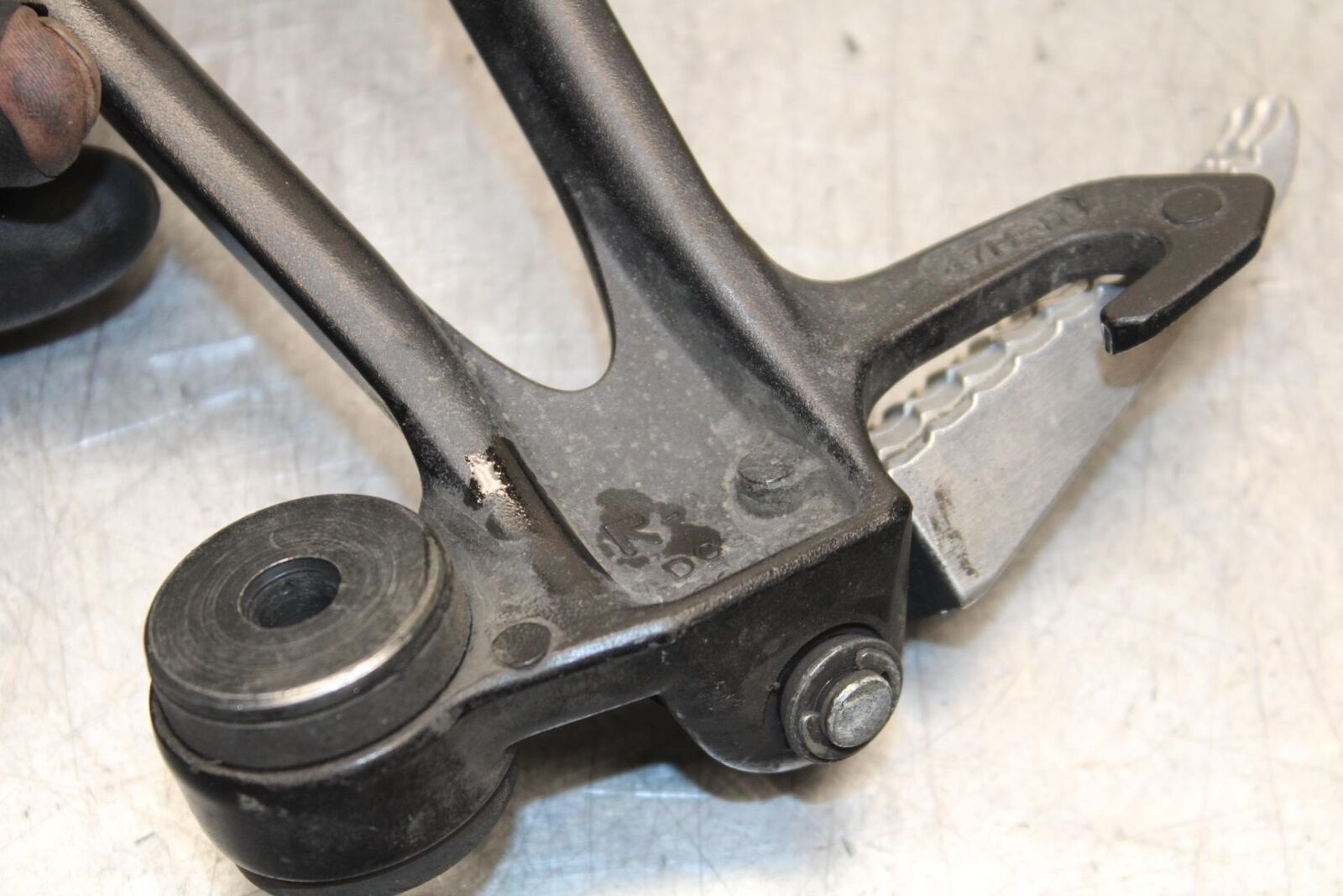 2011 Suzuki GSXR1000 REAR FOOT RESTS PEGS STEPS SET PAIR BB96