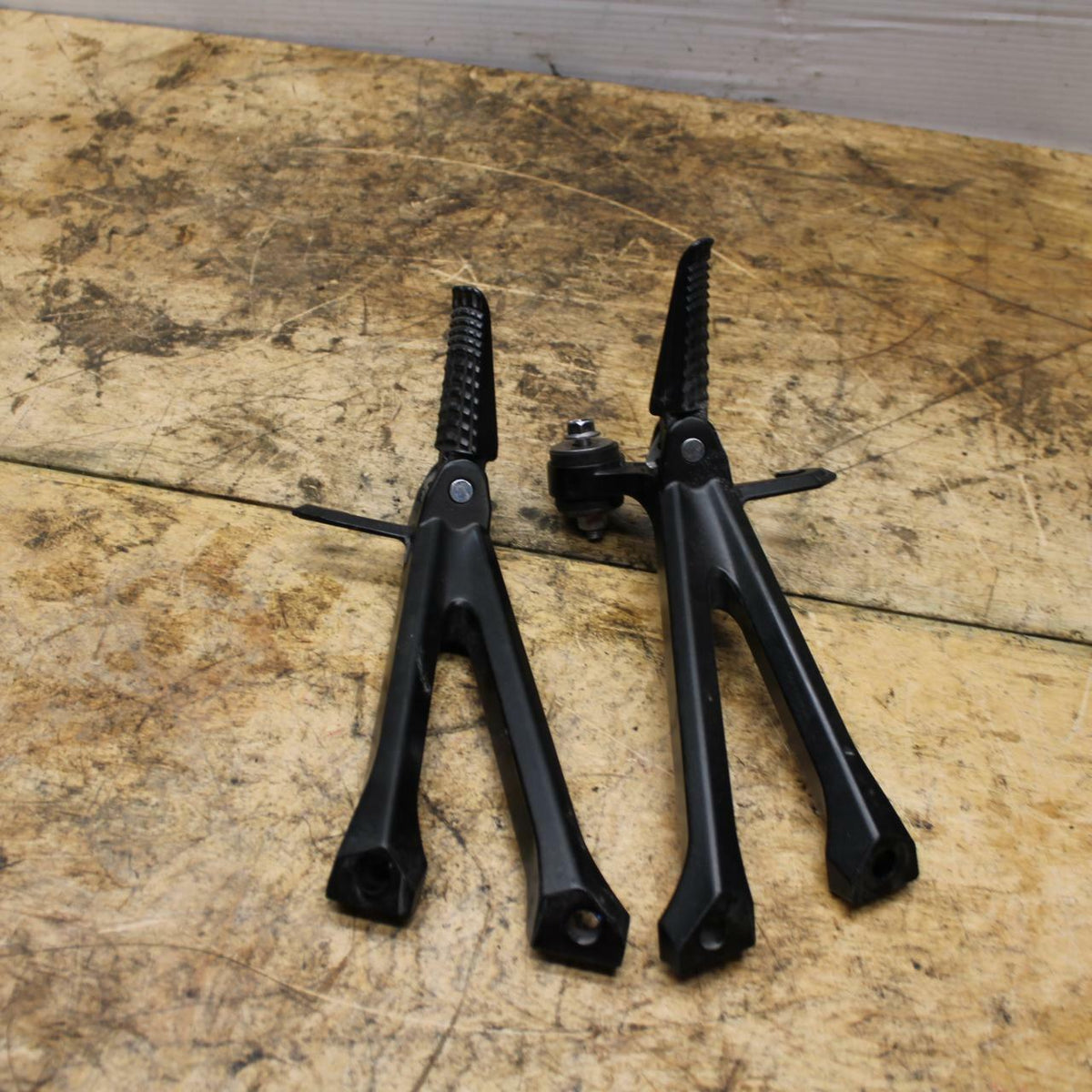 11-21 SUZUKI GSXR600 REAR BACK PASSENGER PEG SET PAIR BB346