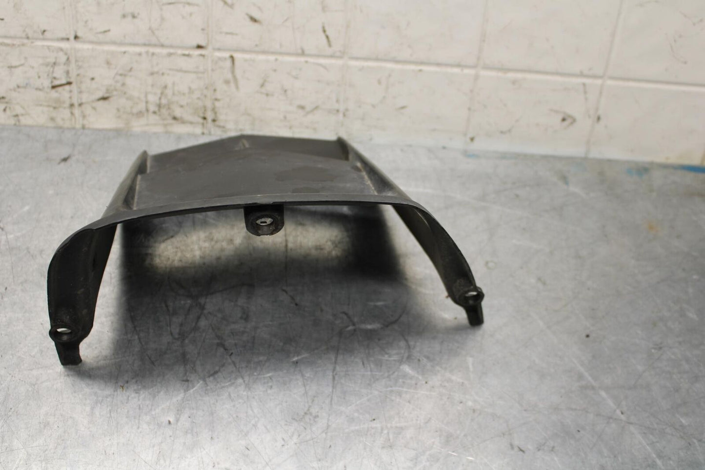 2006 Yamaha YZF R6 REAR BACK WHEEL TIRE HUGGER FENDER 2C0-21650-00-00 BB560