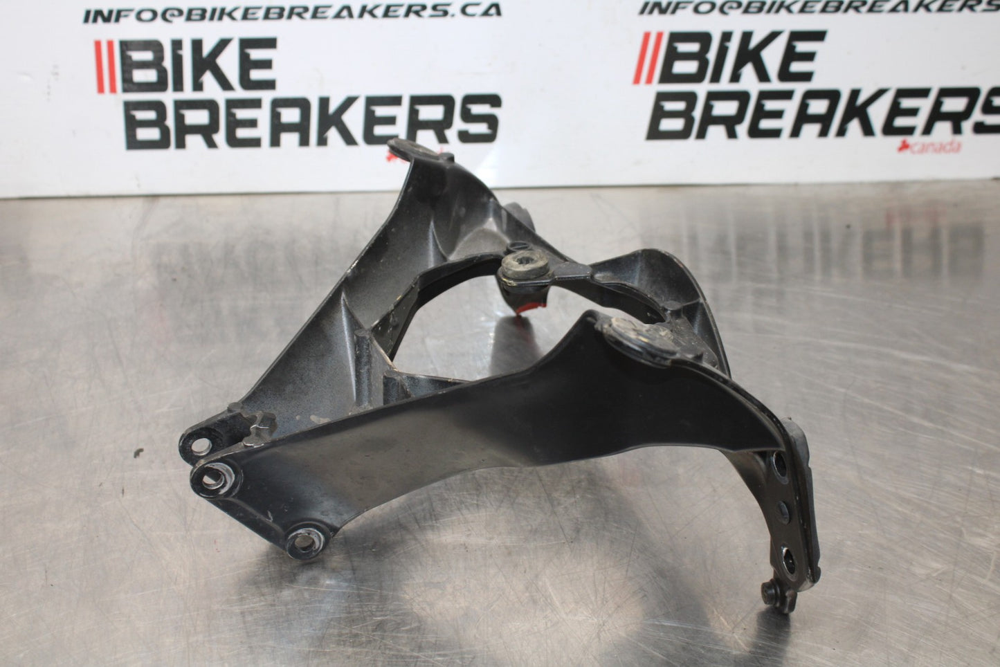 06-07 SUZUKI GSXR 600 UPPER FAIRING MIRROR GAUGES STAY BRACKET BB178