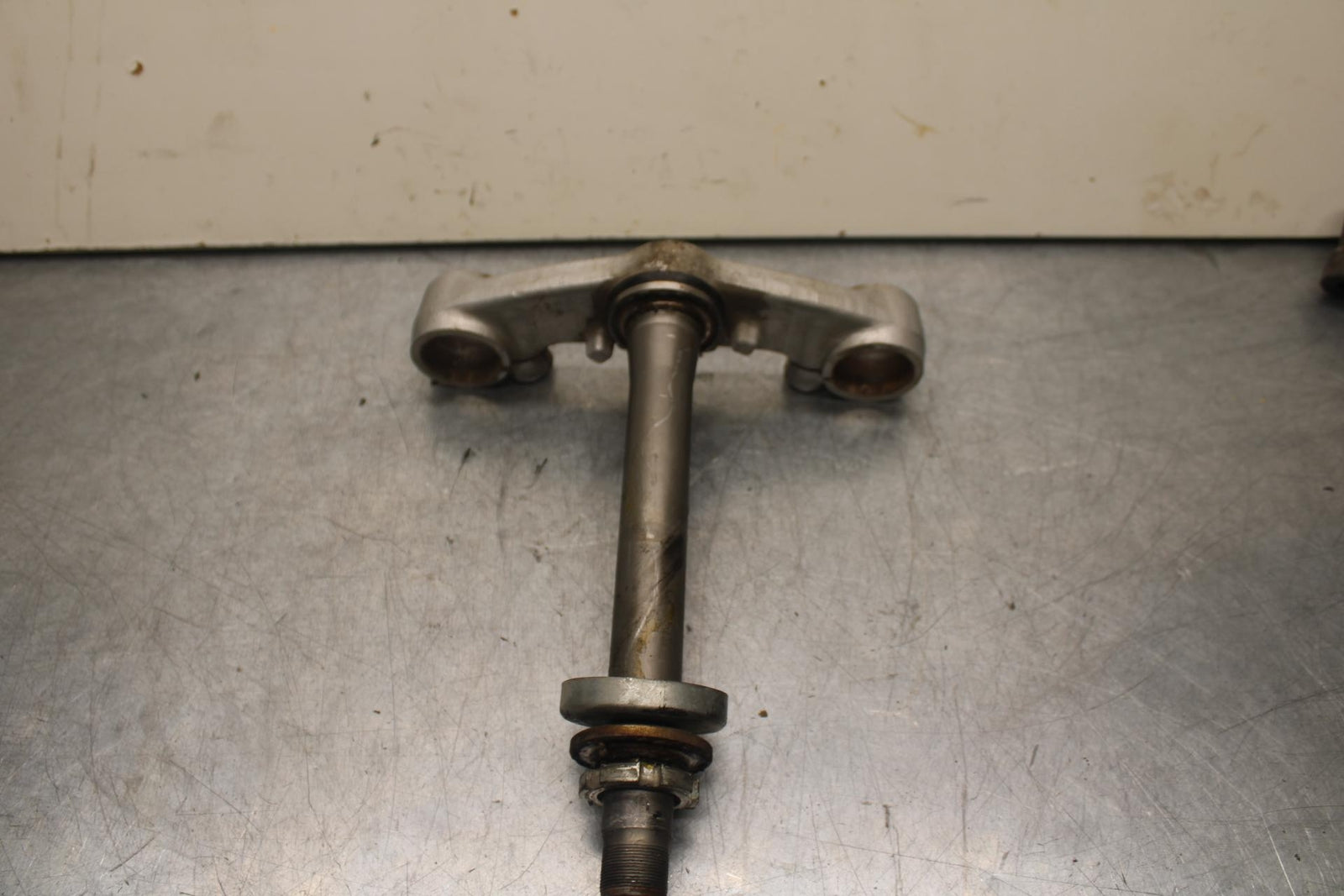 1988 Yamaha FZ600 FRONT FORKS CLAMP LOWER TRIPLE TREE STEM BB601
