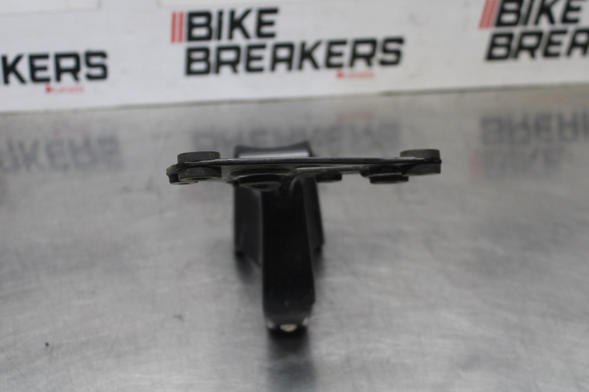 05-08 TRIUMPH SPEED TRIPLE 1050 UPPER FAIRING MIRROR GAUGES STAY BRACKET BB933