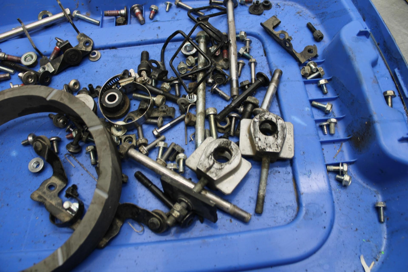 17 KAWASAKI VERSYS_X 300 LEFTOVER MOUNTING BOLTS HARDWARE MOTOR SCREWS BB504