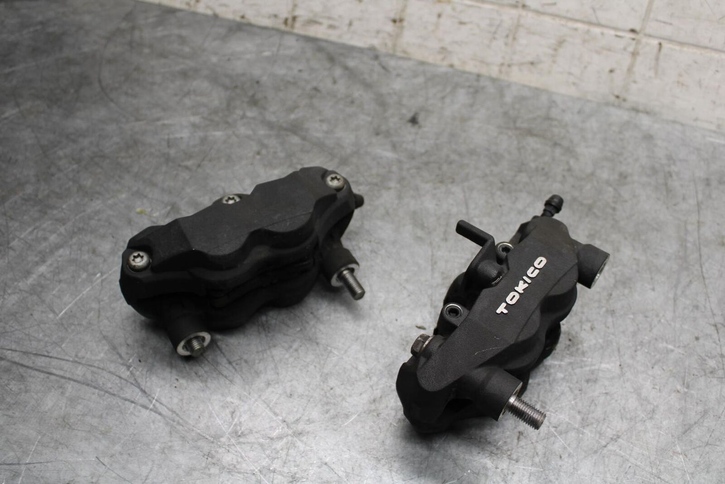 06-07 SUZUKI GSXR600 RIGHT LEFT FRONT BRAKE CALIPER SET PAIR CALIPERS BB543
