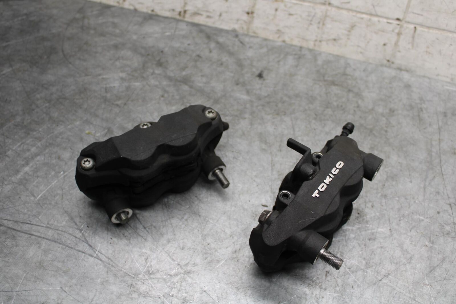 06-07 SUZUKI GSXR600 RIGHT LEFT FRONT BRAKE CALIPER SET PAIR CALIPERS BB543