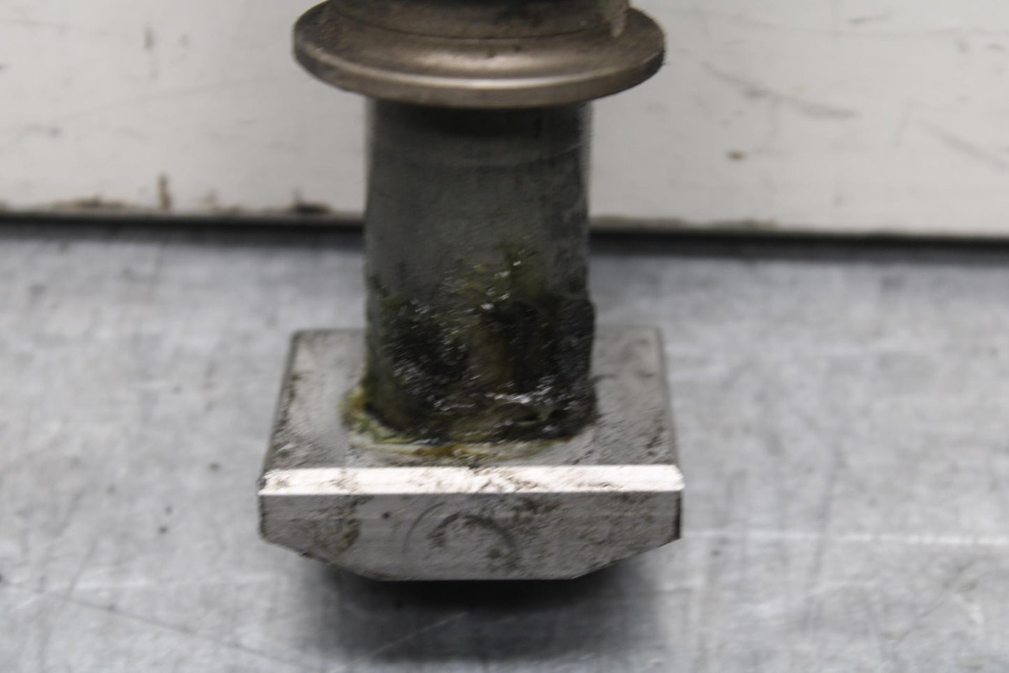 09-12 KAWASAKI NINJA ZX6R REAR AXLE BACK WHEEL RIM BOLT AXEL 41068-0035 BB617