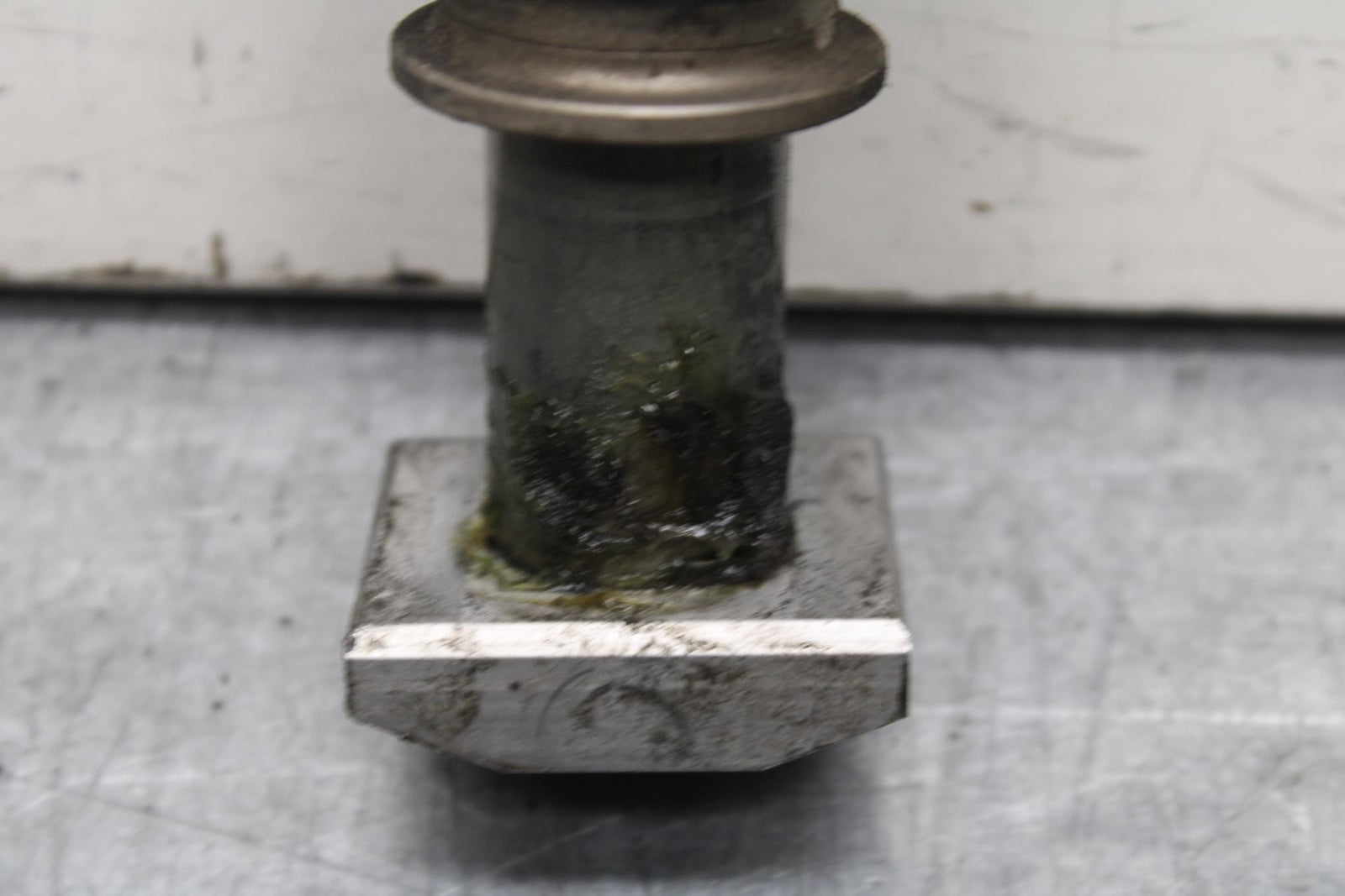 09-12 KAWASAKI NINJA ZX6R REAR AXLE BACK WHEEL RIM BOLT AXEL 41068-0035 BB617