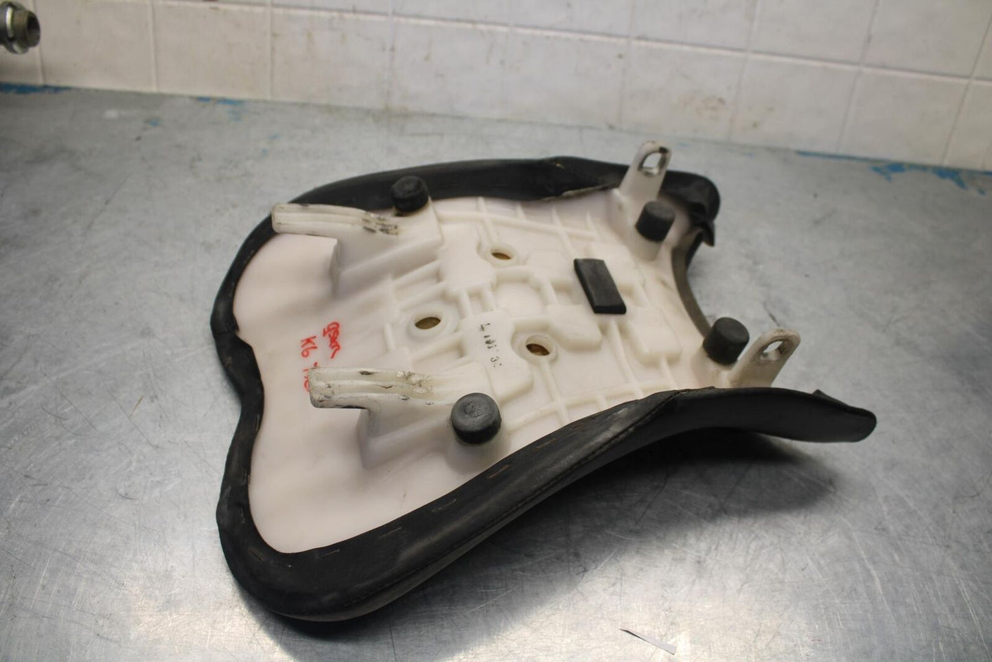 06-07 SUZUKI GSXR750 FRONT DRIVERS SEAT PAD SADDLE PILLION BB424