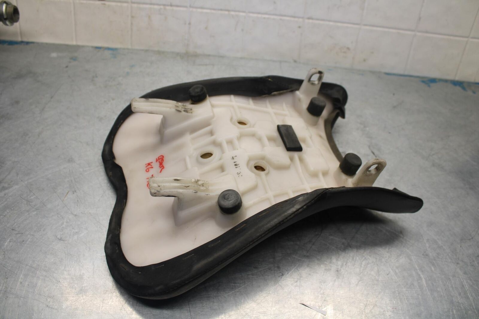 06-07 SUZUKI GSXR750 FRONT DRIVERS SEAT PAD SADDLE PILLION BB424