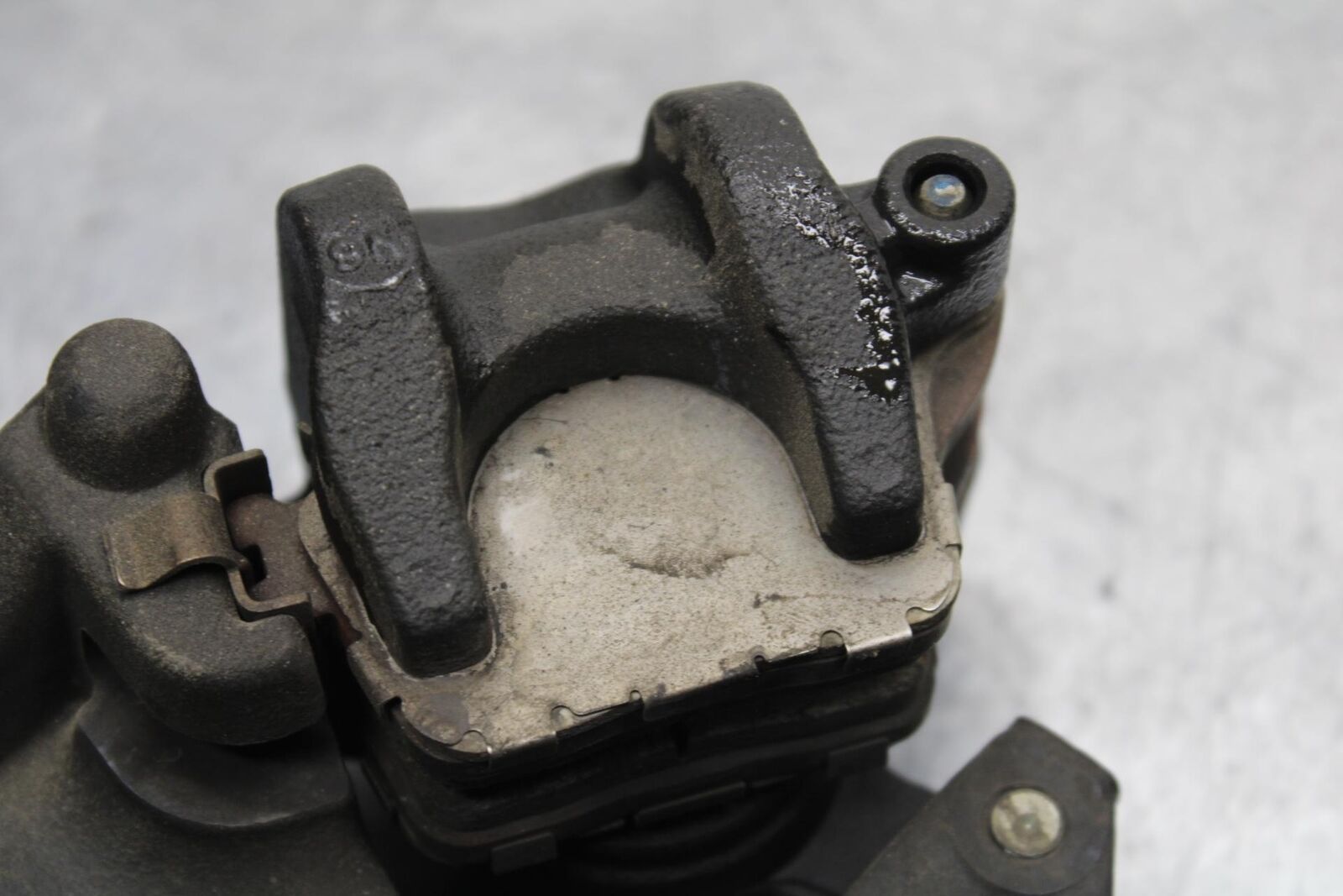 16-20 KAWASAKI ZX10R REAR BACK BRAKE CALIPER W MOUNT BRACKET BB591
