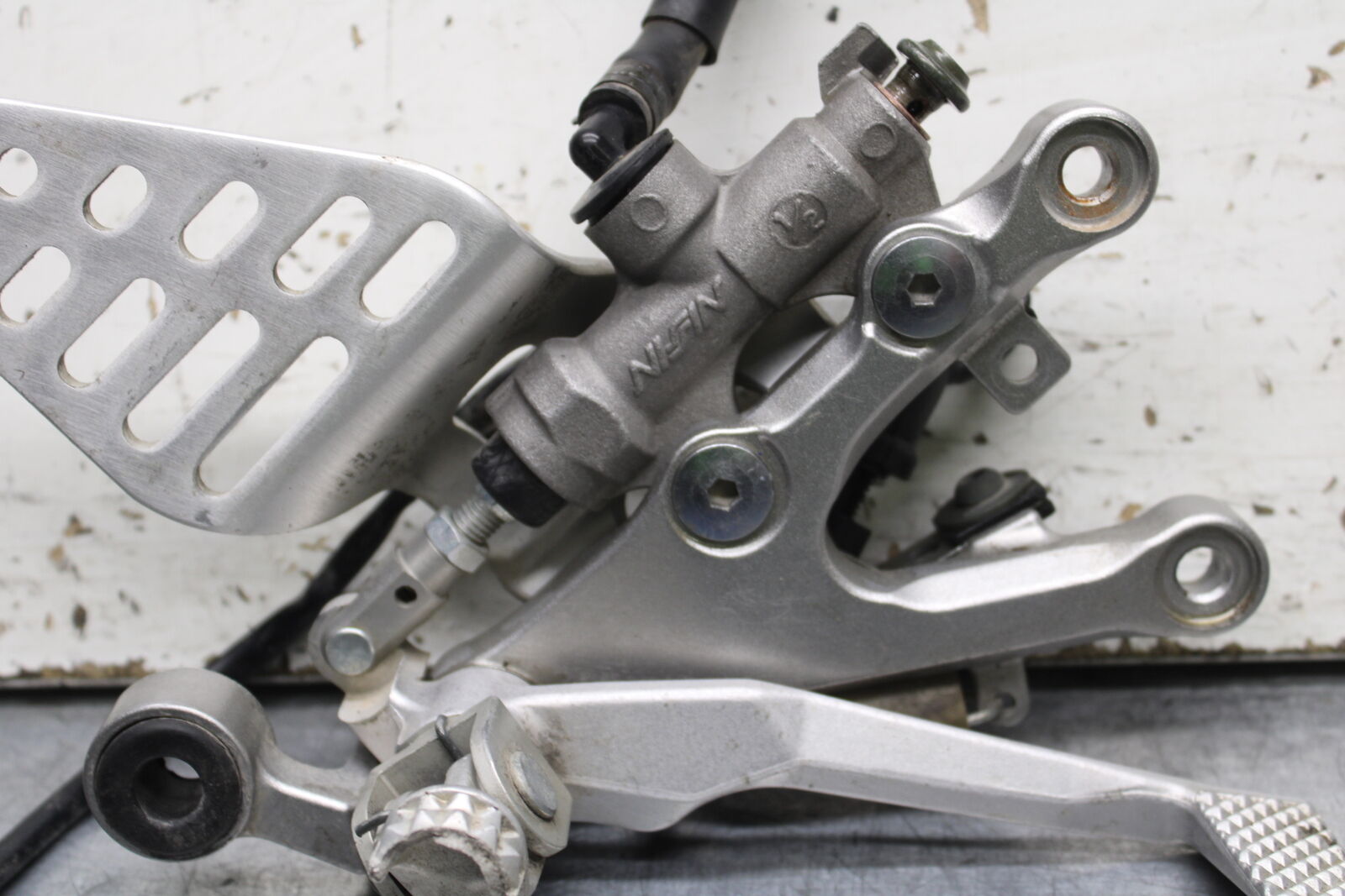 06-07 YAMAHA YZF R6 RIGHT REARSET REAR SET DRIVER FOOT PEG REST STOP BB742