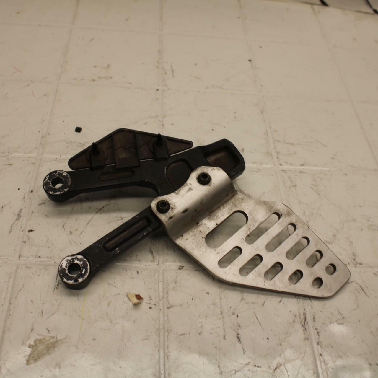 07 YAMAHA YZF R6 LEFT REARSET REAR SET DRIVER FOOT PEG BRACKET MOUNT BB284 B