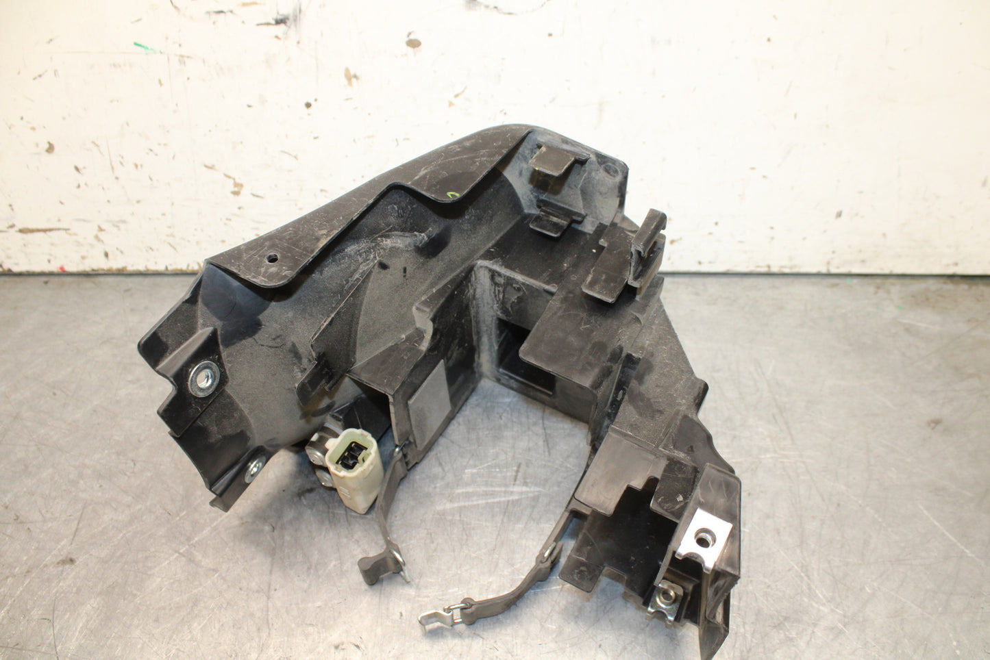 17-24 YAMAHA BOLT XVS950 BATTERY TRAY BOX HOLDER BB729