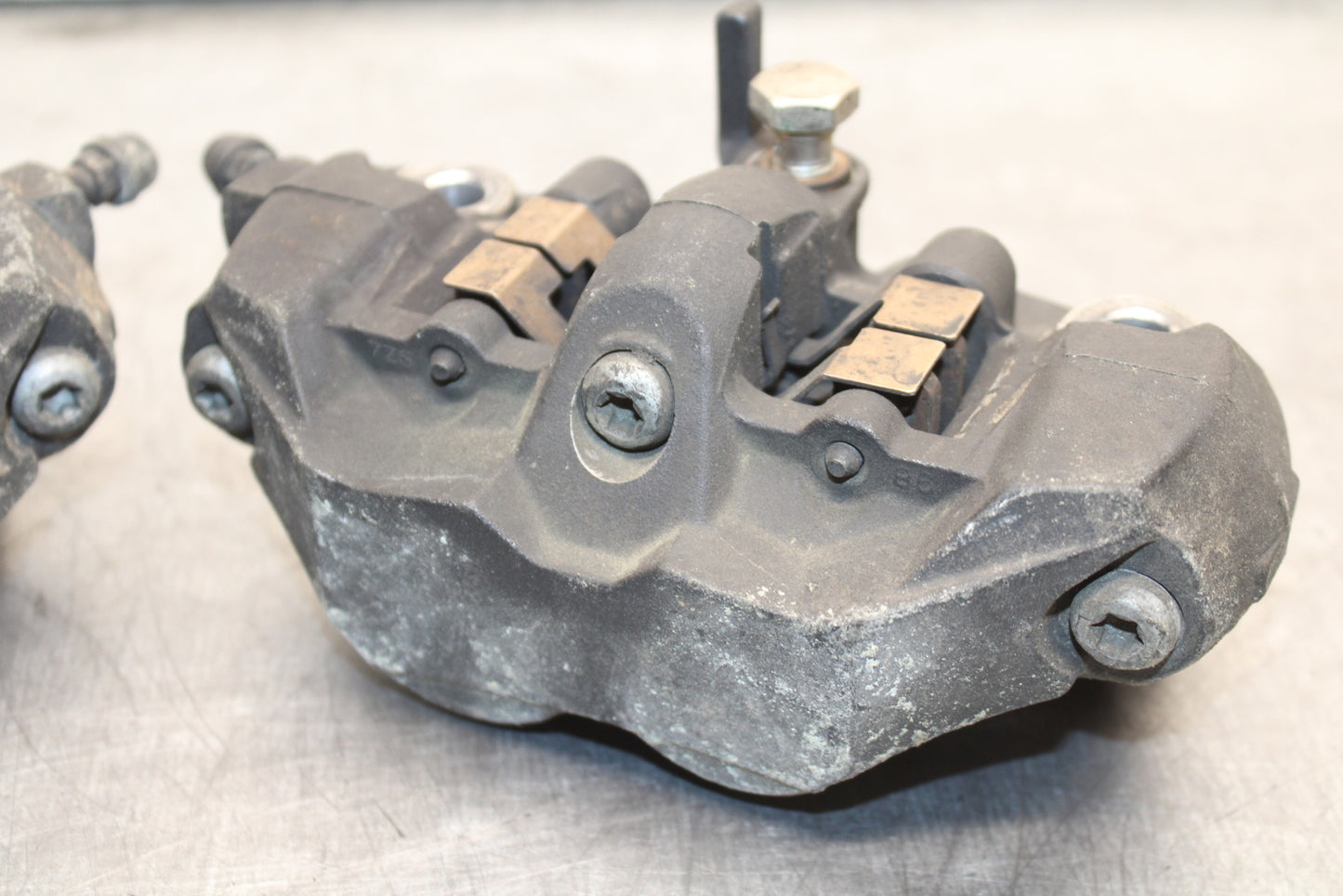 06-07 SUZUKI GSXR 600 RIGHT LEFT FRONT BRAKE CALIPER SET PAIR CALIPERS BB737