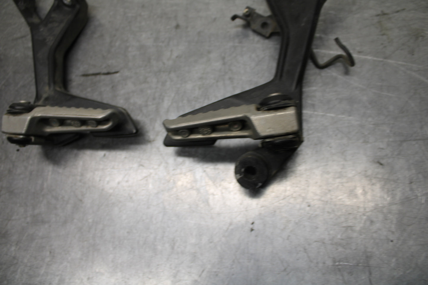 24 KAWASAKI NINJA 500 ABS REAR BACK PASSENGER PEG SET PAIR BB744