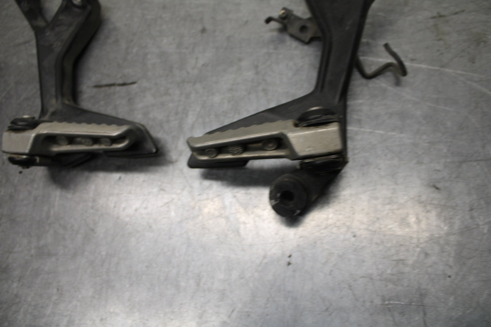 24 KAWASAKI NINJA 500 ABS REAR BACK PASSENGER PEG SET PAIR BB744