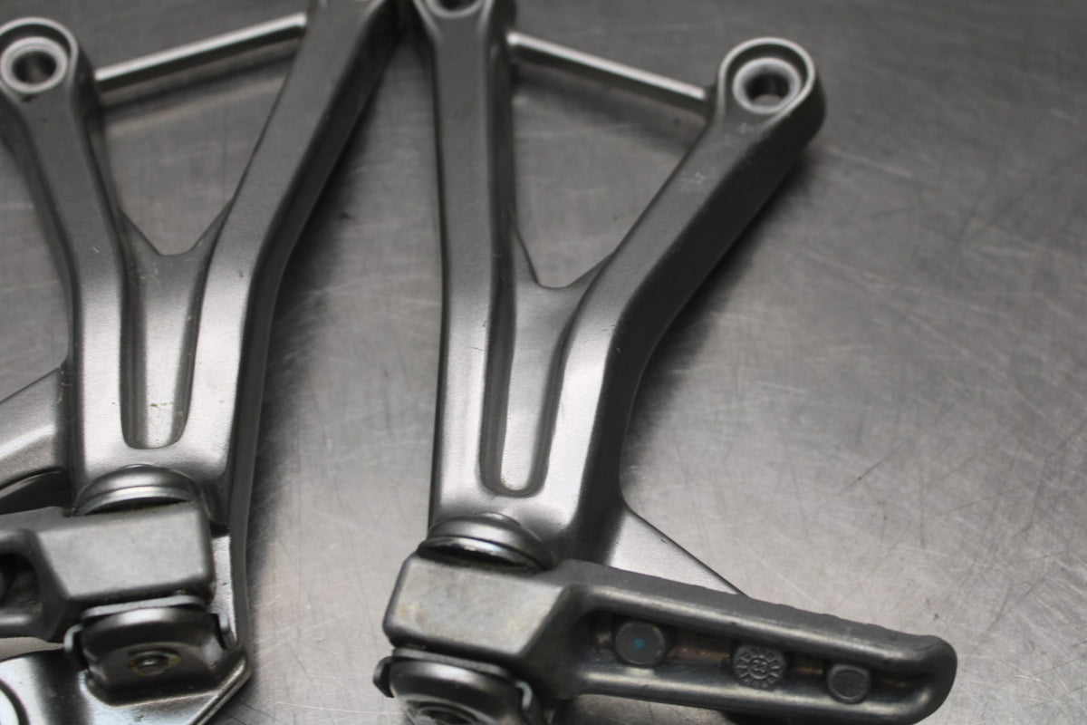 24-25 KAWASAKI NINJA ZX4R REAR BACK PASSENGER PEG SET PAIR BB827