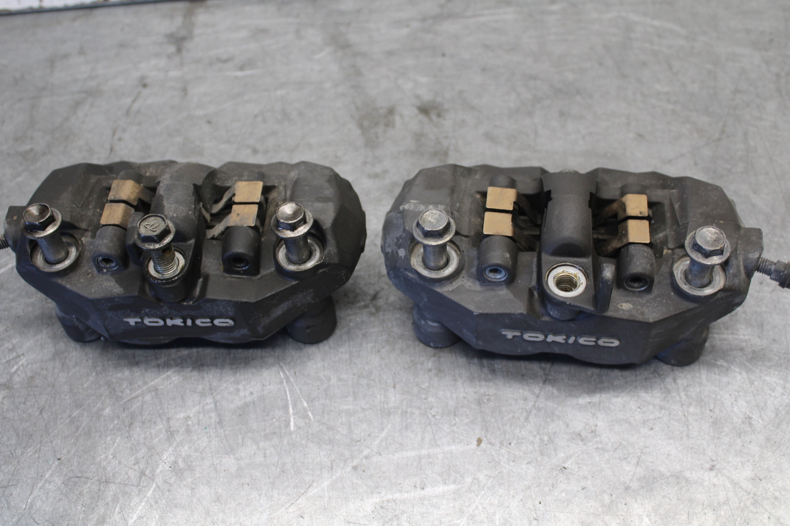 06-07 SUZUKI GSXR 600 RIGHT LEFT FRONT BRAKE CALIPER SET PAIR CALIPERS BB694