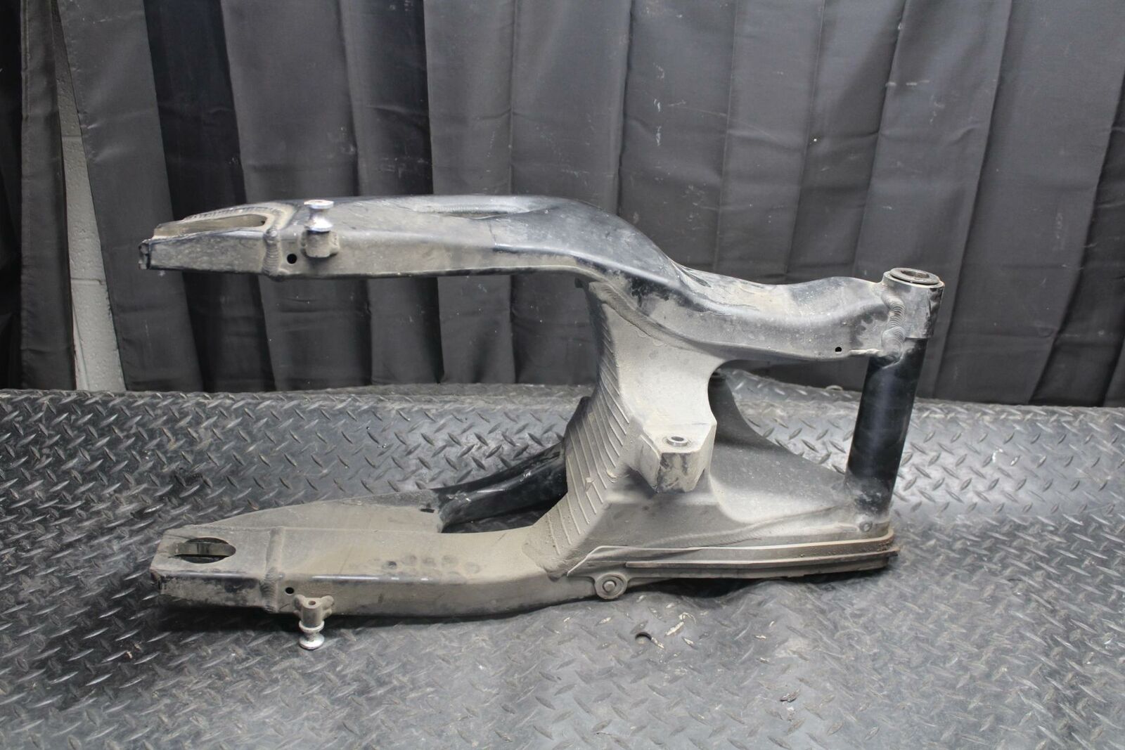 10-11 HONDA CBR1000RR REAR SWINGARM  SUSPENSION SWING ARM 52200-MFL-010 BB228