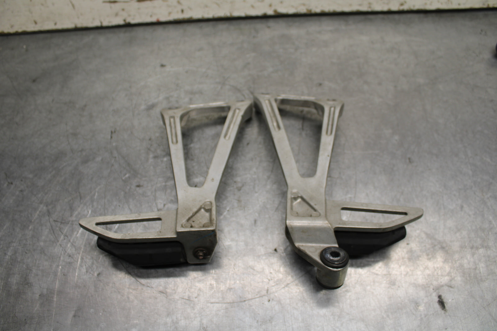 15-16 HONDA CB300F REAR BACK PASSENGER PEG SET PAIR BB740