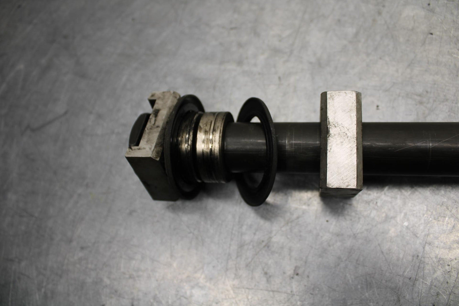 2005 Yamaha YZF R6 REAR AXLE BACK WHEEL RIM PIVOT BOLT AXEL 5SL-25381-00-00 BB62