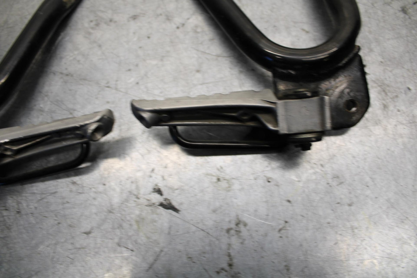 89-90 YAMAHA FZR600 REAR BACK PASSENGER PEG SET PAIR BB76