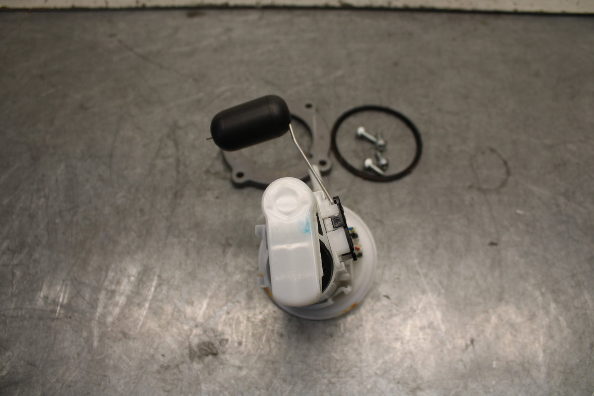 22-24 YAMAHA XSR900 FUEL PUMP GAS PETROL SENDER UNIT  BB683