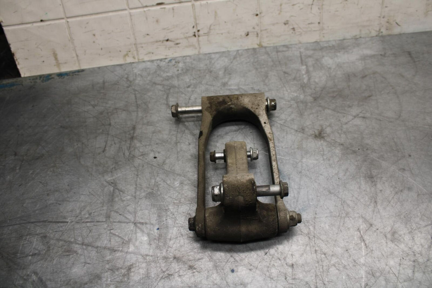 08-09 SUZUKI GSXR600 REAR DOGBONE SHOCK LINKAGE LINK 62601-01850 BB468