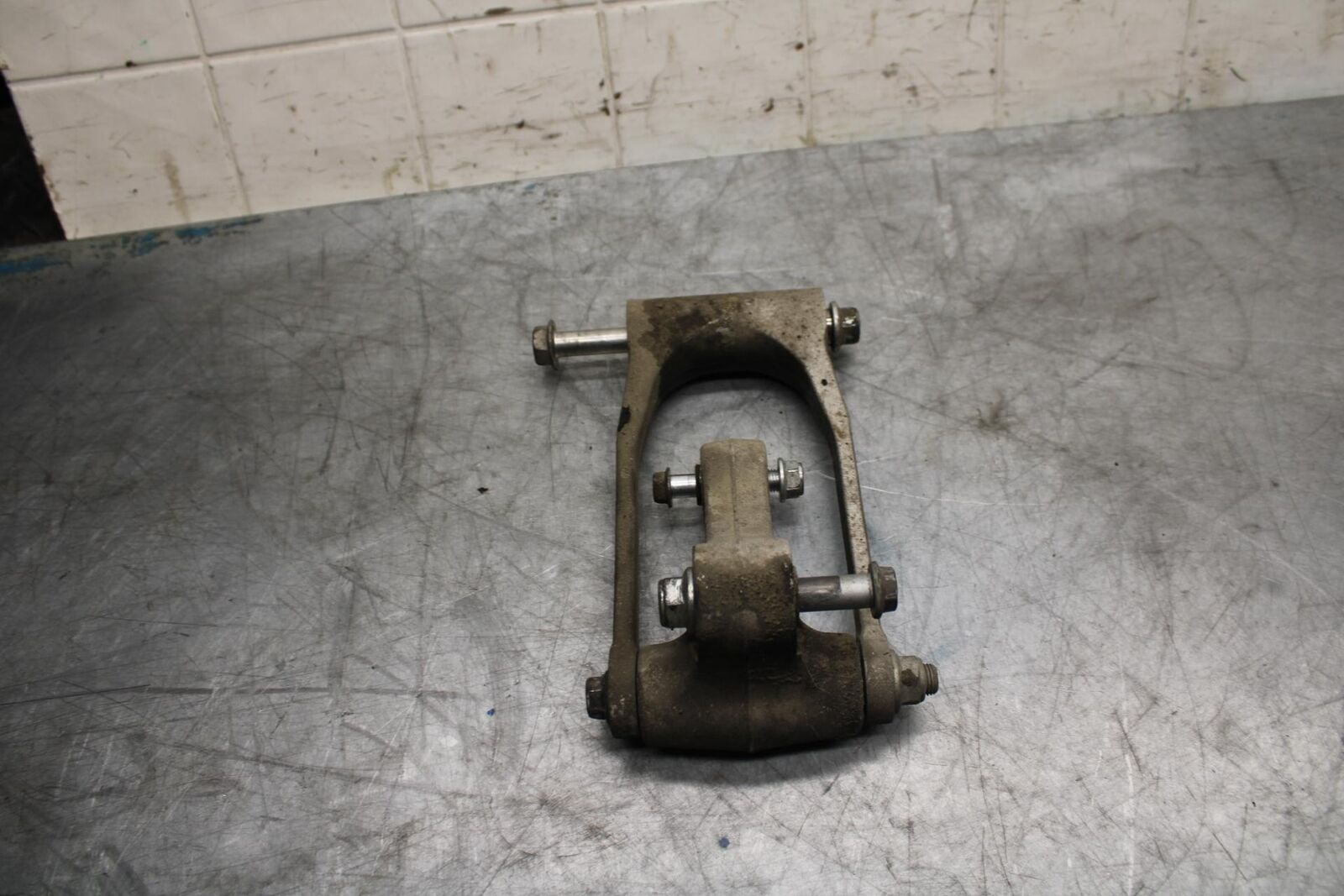 08-09 SUZUKI GSXR600 REAR DOGBONE SHOCK LINKAGE LINK 62601-01850 BB468