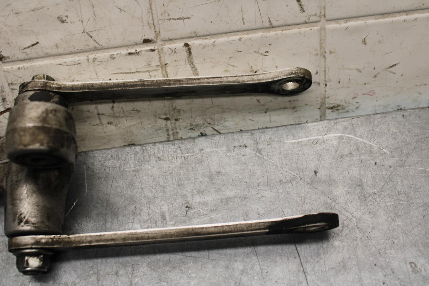 2001 Suzuki GSXR600 REAR DOGBONE SHOCK LINKAGE LINK 62600-35870 BB59