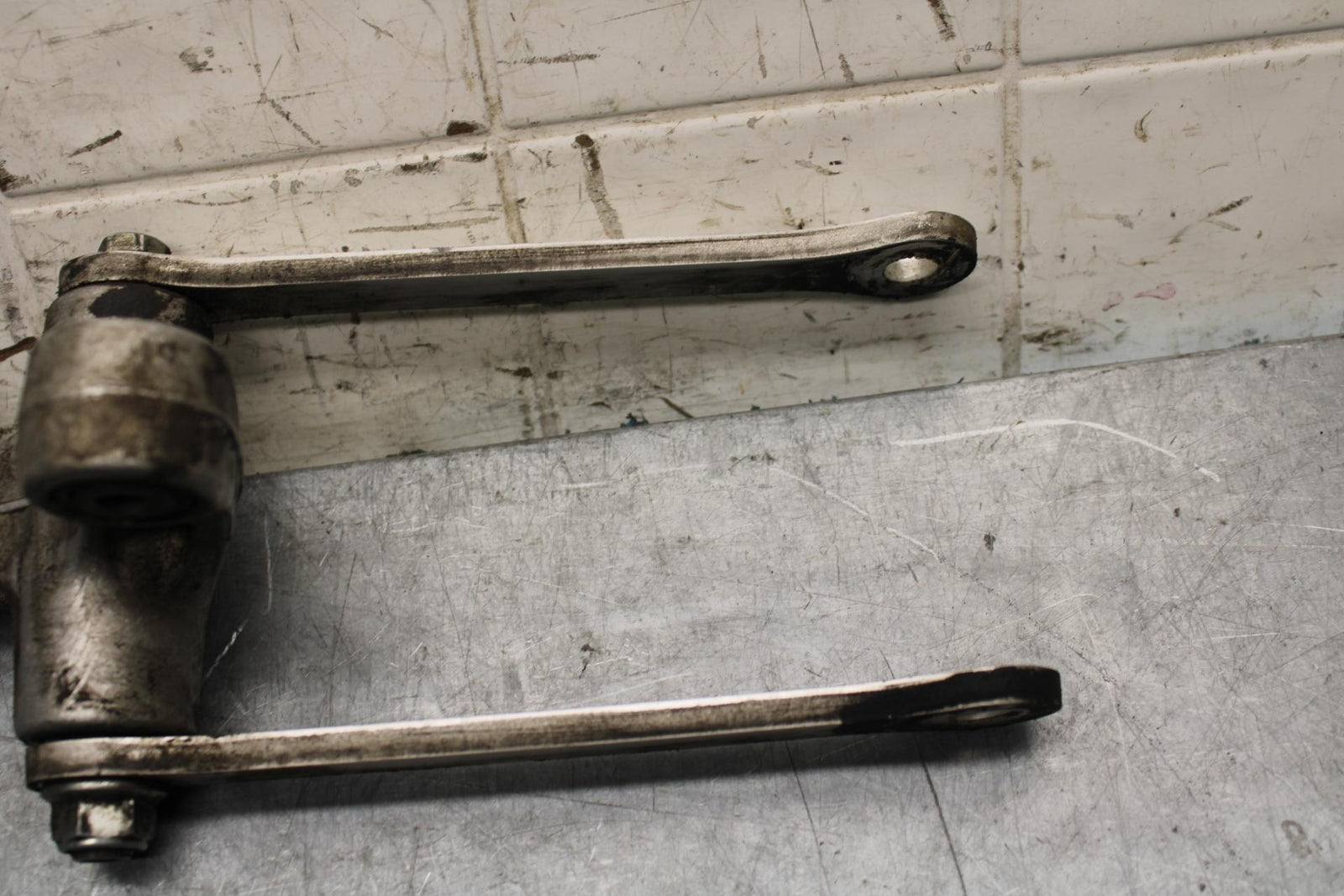 2001 Suzuki GSXR600 REAR DOGBONE SHOCK LINKAGE LINK 62600-35870 BB59