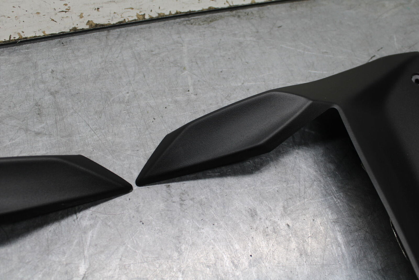 18-24 KAWASAKI NINJA 650 LEFT & RIGHT MID UPPER SIDE FAIRING COWL PLASTIC BB725