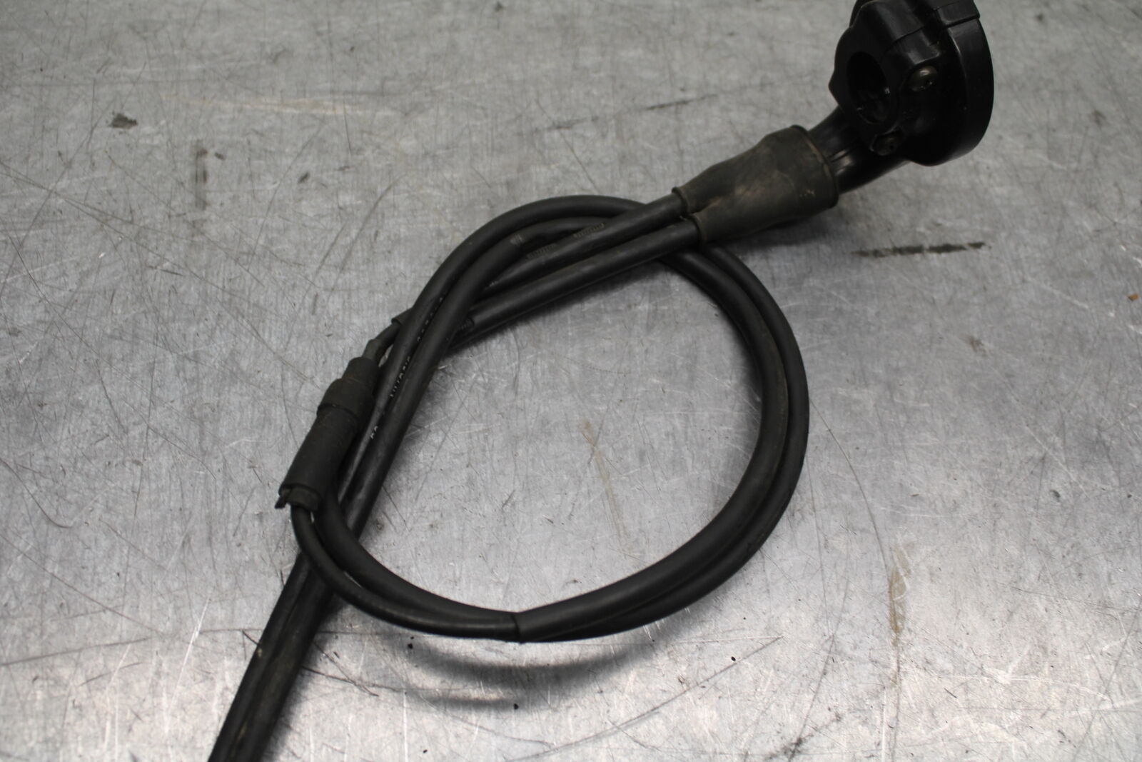 03-04 TRIUMPH DAYTONA 600 THROTTLE CABLE LINE HOUSING GUIDE BB745